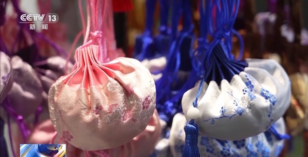 端午氛围感拉满!赛龙舟、粽子、香包都有了新花样 端午氛围感拉满!赛龙舟、粽子、香包都有了新花样