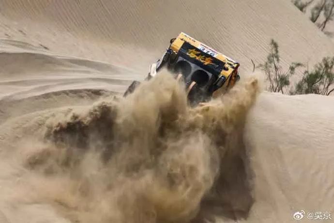 沙漠中翻车,吴京凌晨再发文 沙漠中翻车,吴京凌晨再发文
