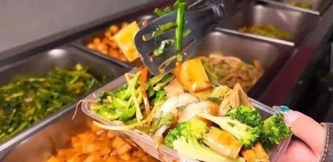 “5元自助快餐”有帝王蟹?这家店居然因为差评火了 “5元自助快餐”有帝王蟹?这家店居然因为差评火了