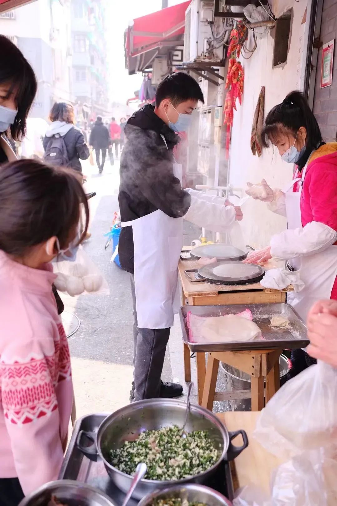 凌晨5点开始排队!心急的老杭州已提前出动!没人能空手走出这230米…… 凌晨5点开始排队!心急的老杭州已提前出动!没人能空手走出这230米……
