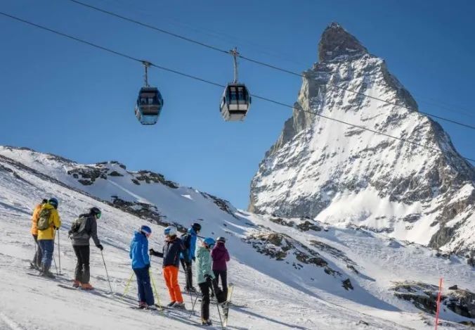 瑞士一滑雪胜地发现五具滑雪者遗体,其中三具在一处雪崩碎石带中被找到 瑞士一滑雪胜地发现五具滑雪者遗体,其中三具在一处雪崩碎石带中被找到