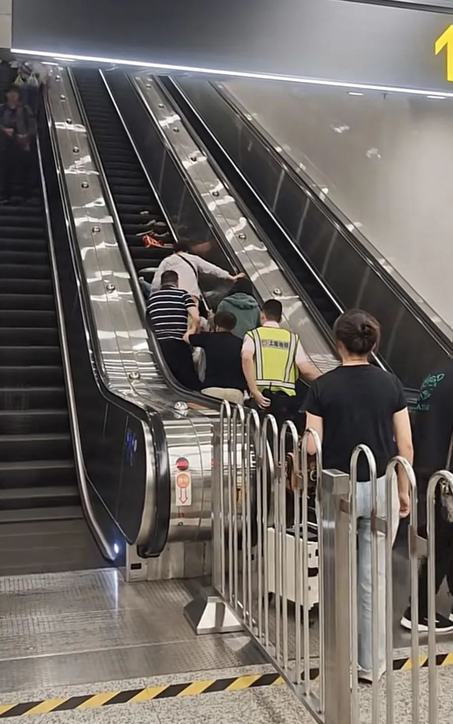 上海地铁站内！老人乘坐扶梯摔倒，带倒随行同伴，2人紧急送医，行李撒落一地