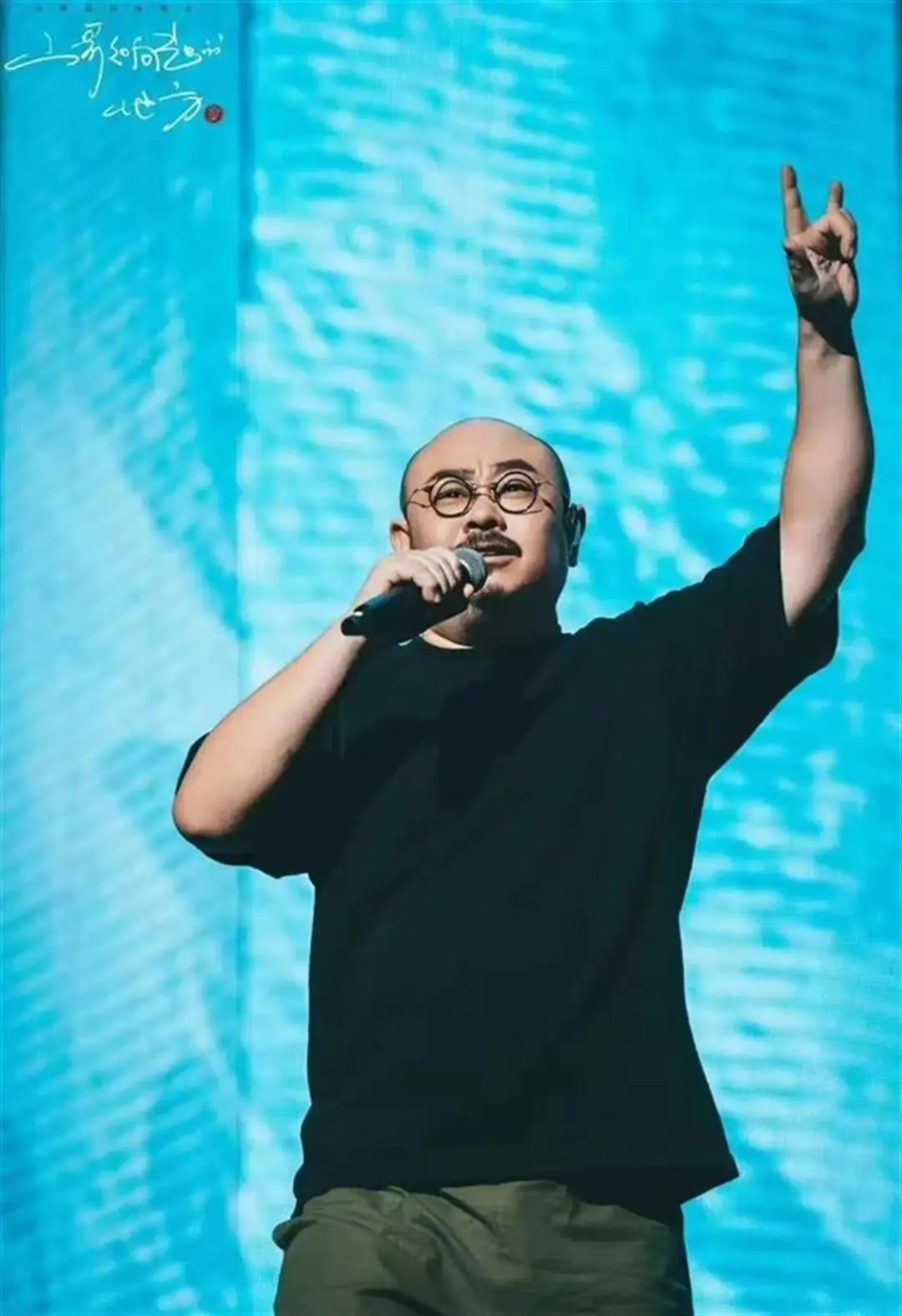 刀郎经纪公司呼吁停止蹲守跟拍跟车,有歌迷跟随刀郎车辆冲出合影 刀郎经纪公司呼吁停止蹲守跟拍跟车,有歌迷跟随刀郎车辆冲出合影