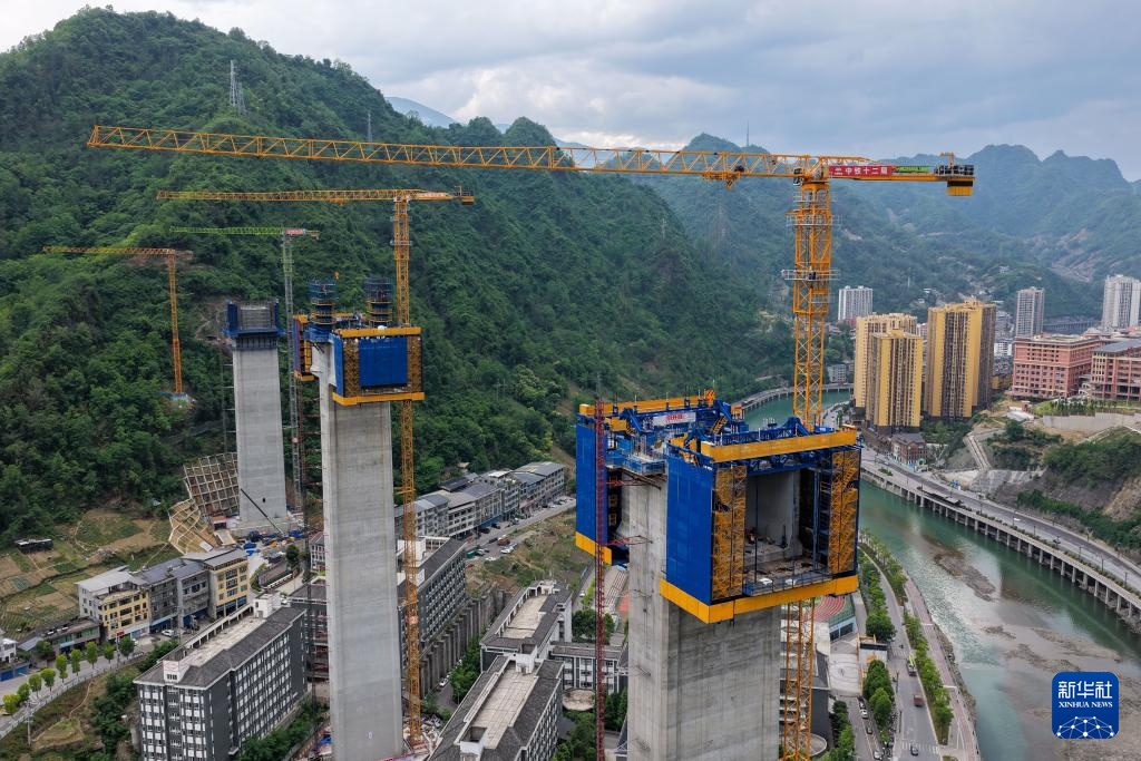 西渝高铁城口任河特大桥进入梁部施工阶段 西渝高铁城口任河特大桥进入梁部施工阶段