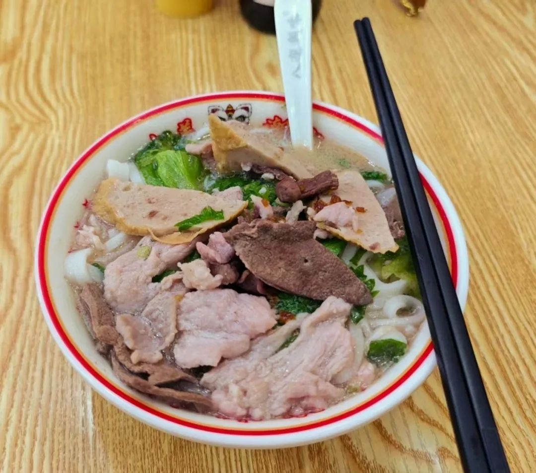 广州一家汤粉店能吃免费餐，店主：“我自己淋过雨，所以想为别人撑把伞”