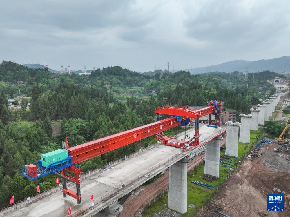 西渝高铁康渝段站前七标首孔箱梁成功架设 西渝高铁康渝段站前七标首孔箱梁成功架设