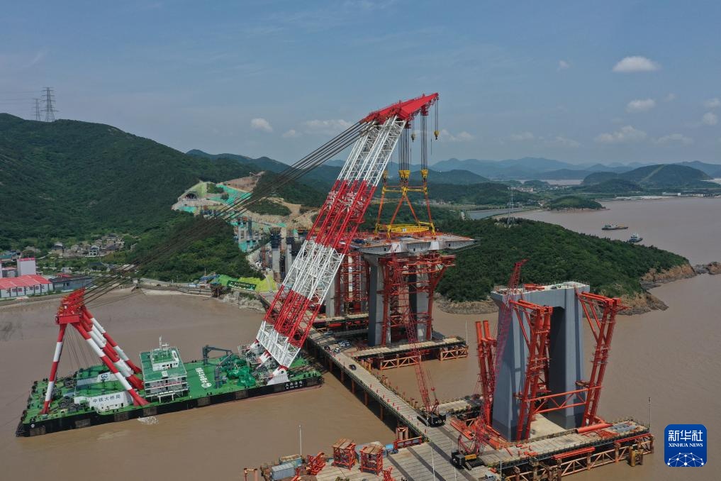 甬舟铁路西堠门公铁两用大桥首节钢梁成功架设