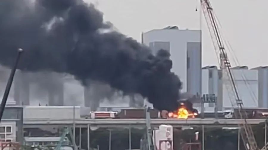 上海绕城高速车辆侧翻,驾驶室起火,一人紧急送医…现场黑烟滚滚,严重堵车 上海绕城高速车辆侧翻,驾驶室起火,一人紧急送医…现场黑烟滚滚,严重堵车