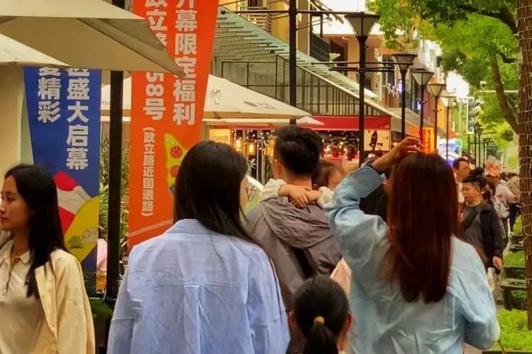 打开16楼电梯门直接傻眼!上海这个文艺感爆棚的市集上空竟藏着这么多……垃圾 打开16楼电梯门直接傻眼!上海这个文艺感爆棚的市集上空竟藏着这么多……垃圾