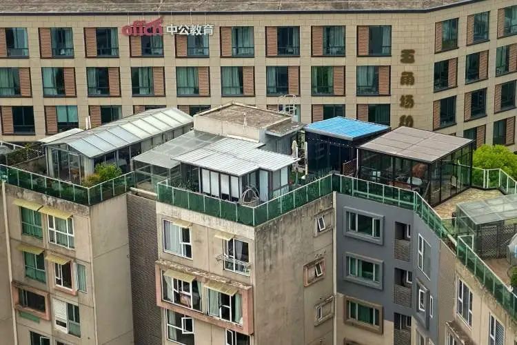 打开16楼电梯门直接傻眼!上海这个文艺感爆棚的市集上空竟藏着这么多……垃圾 打开16楼电梯门直接傻眼!上海这个文艺感爆棚的市集上空竟藏着这么多……垃圾