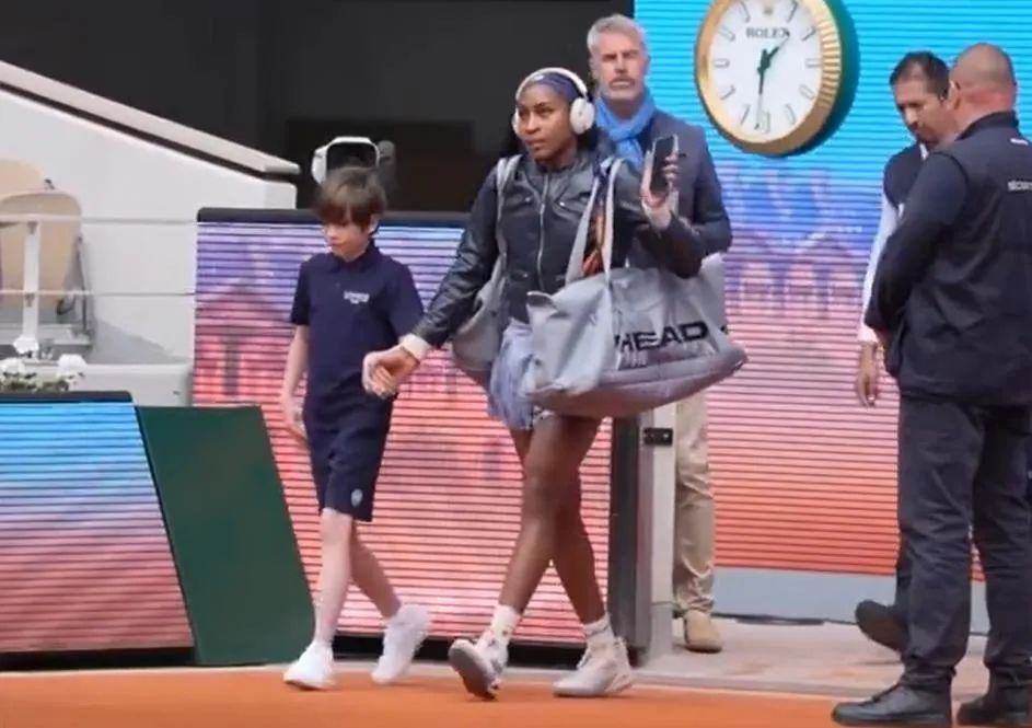 2号种子高芙上演“法网小品”,黑色皮衣帅气登场,背包一开傻眼:球拍没拿! 2号种子高芙上演“法网小品”,黑色皮衣帅气登场,背包一开傻眼:球拍没拿!