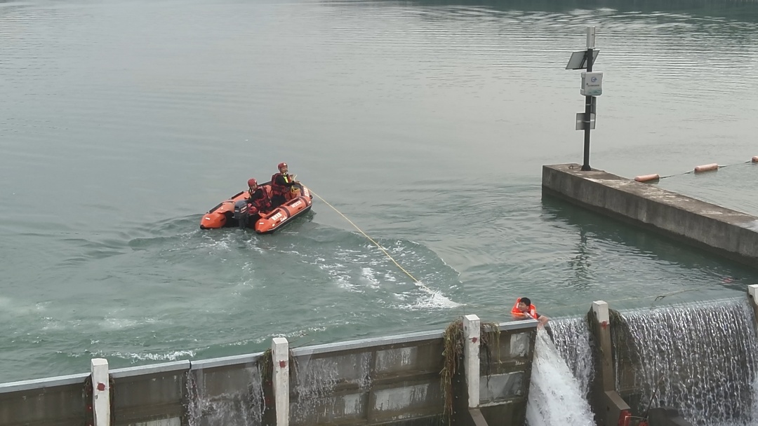 15岁少年被困滚水坝,离“死亡沸腾线”仅一板之隔! 15岁少年被困滚水坝,离“死亡沸腾线”仅一板之隔!