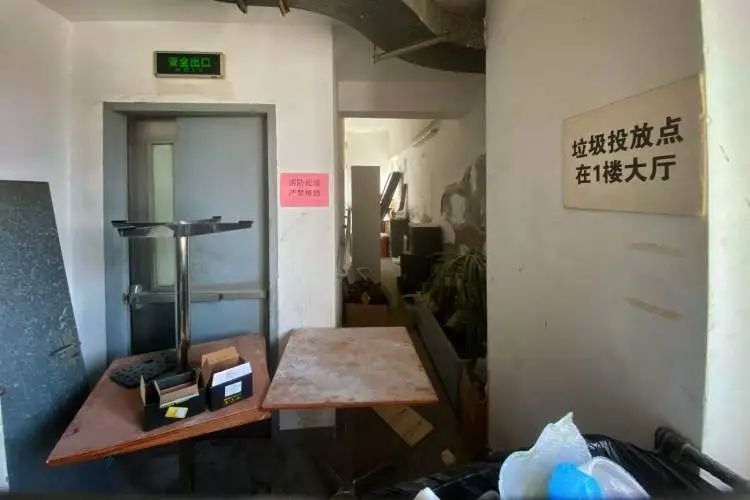 打开16楼电梯门直接傻眼!上海这个文艺感爆棚的市集上空竟藏着这么多……垃圾 打开16楼电梯门直接傻眼!上海这个文艺感爆棚的市集上空竟藏着这么多……垃圾