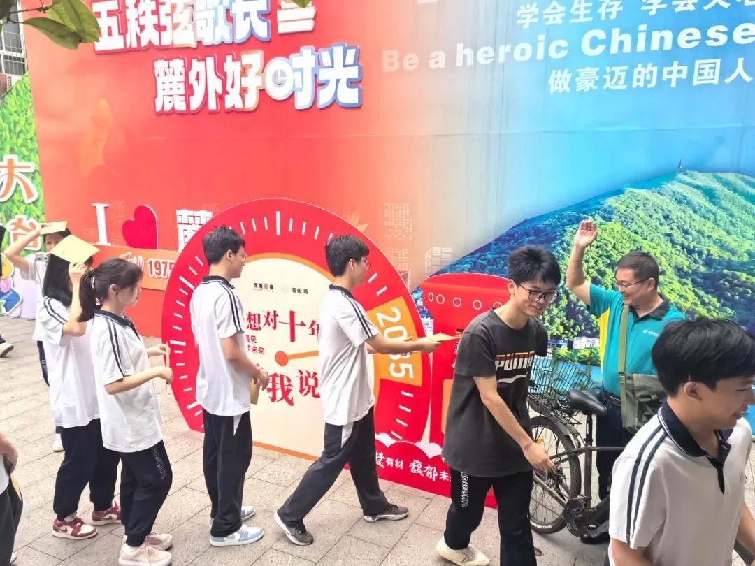 长沙一校长化身“邮差”,封存高三学子“给十年后的自己”手写信 长沙一校长化身“邮差”,封存高三学子“给十年后的自己”手写信