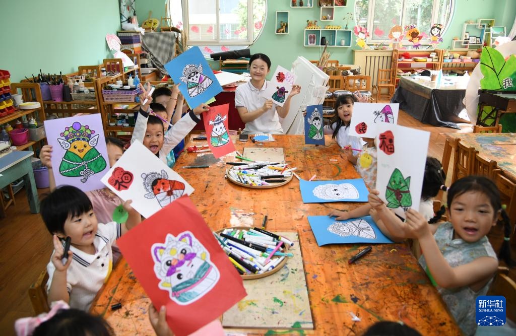 西安:感受传统文化迎“六一” 西安:感受传统文化迎“六一”