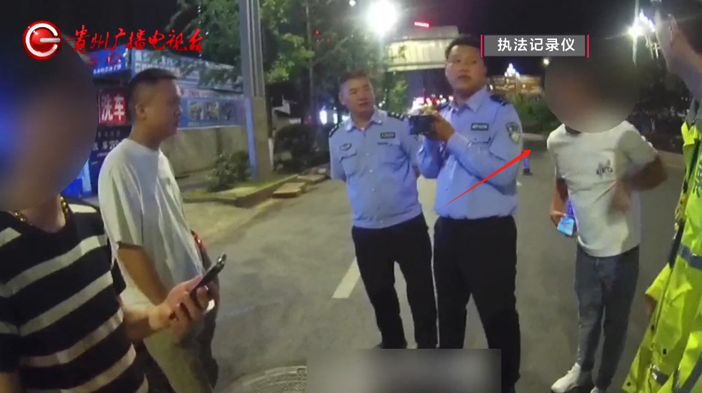 到底谁更“上头”?听闻兄弟酒驾被查,“义气”堂哥大闹执法现场 到底谁更“上头”?听闻兄弟酒驾被查,“义气”堂哥大闹执法现场