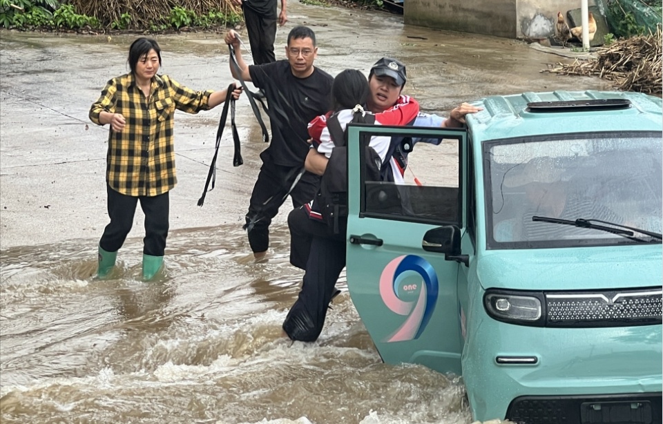 三人被困急流!危急关头,民警董文杰冲了上去 三人被困急流!危急关头,民警董文杰冲了上去