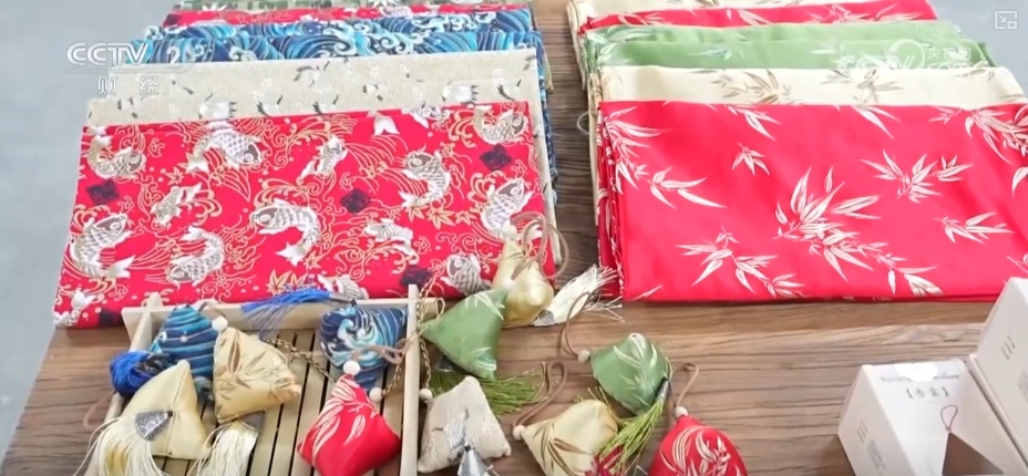 端午周边产品产销旺 传统节日新鲜创意撬动经济发展新“引擎”