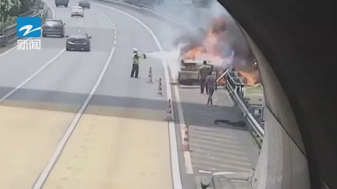 一根烟头烧光整车！罪魁祸首竟是同车“队友”