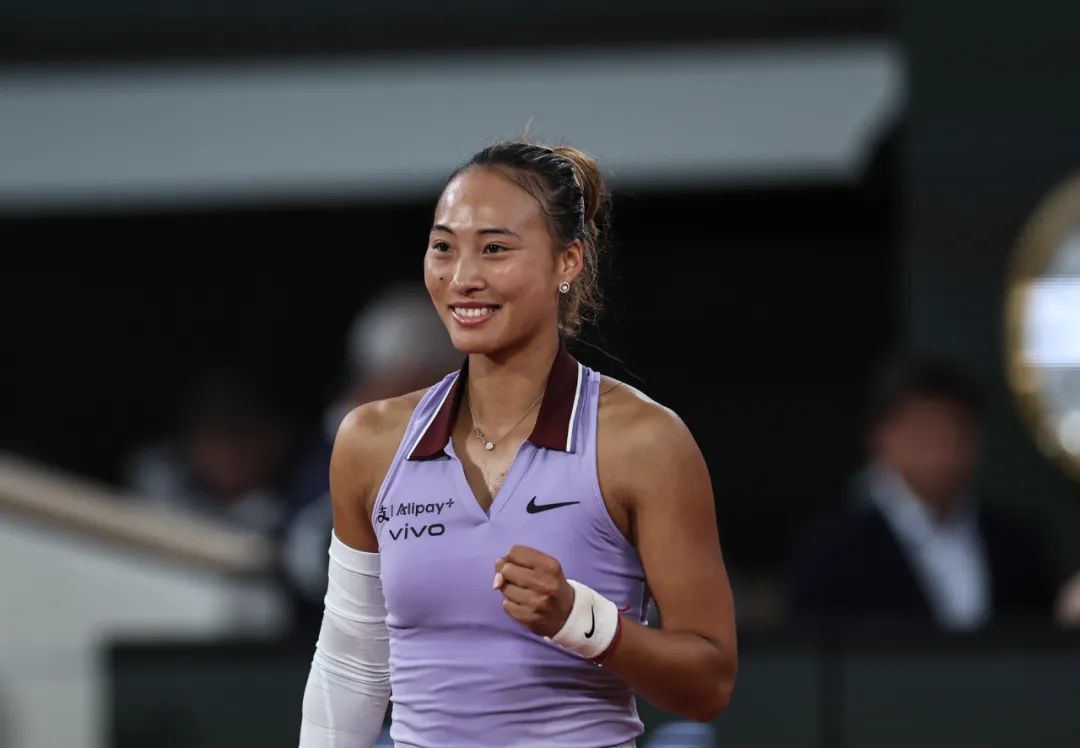 郑钦文2比0战胜阿朗戈晋级第三轮，下轮将战加拿大黑马