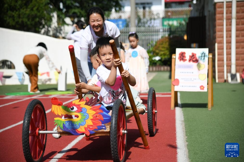 西安:感受传统文化迎“六一” 西安:感受传统文化迎“六一”