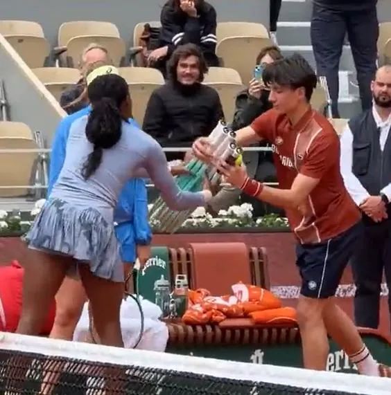 2号种子高芙上演“法网小品”,黑色皮衣帅气登场,背包一开傻眼:球拍没拿! 2号种子高芙上演“法网小品”,黑色皮衣帅气登场,背包一开傻眼:球拍没拿!