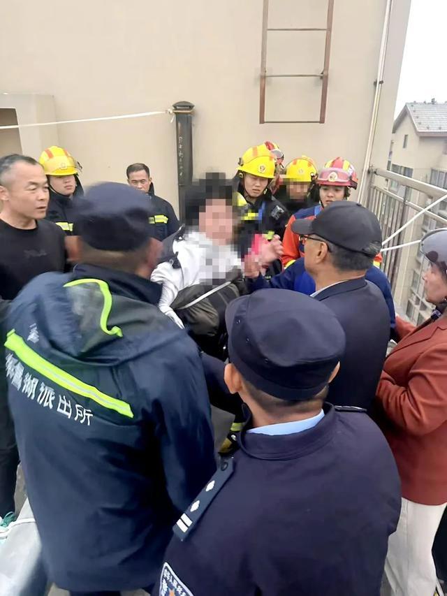 命悬35楼!女子双腿悬空随风晃,民警“递水瞬间闪电拉回” 命悬35楼!女子双腿悬空随风晃,民警“递水瞬间闪电拉回”