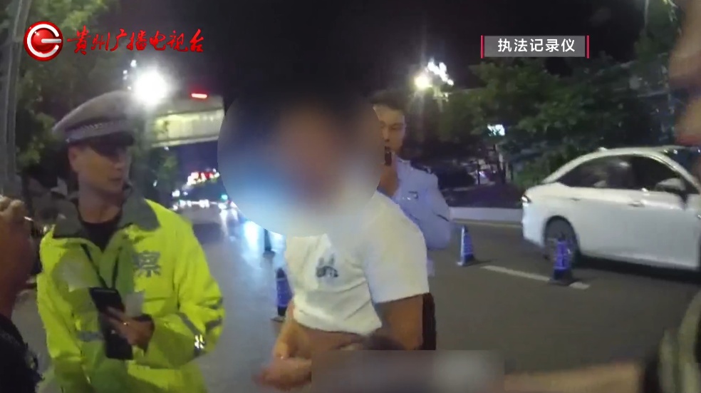 到底谁更“上头”?听闻兄弟酒驾被查,“义气”堂哥大闹执法现场 到底谁更“上头”?听闻兄弟酒驾被查,“义气”堂哥大闹执法现场