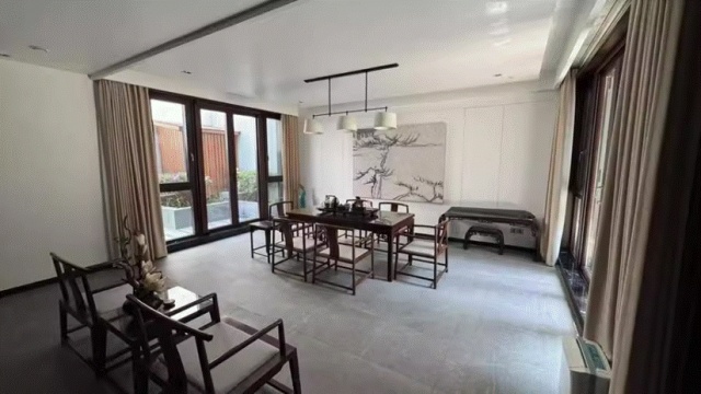 人还住着，豪宅却即将开拍？上海一别墅将法拍，起拍价超1亿元！已有300多人盯上…...