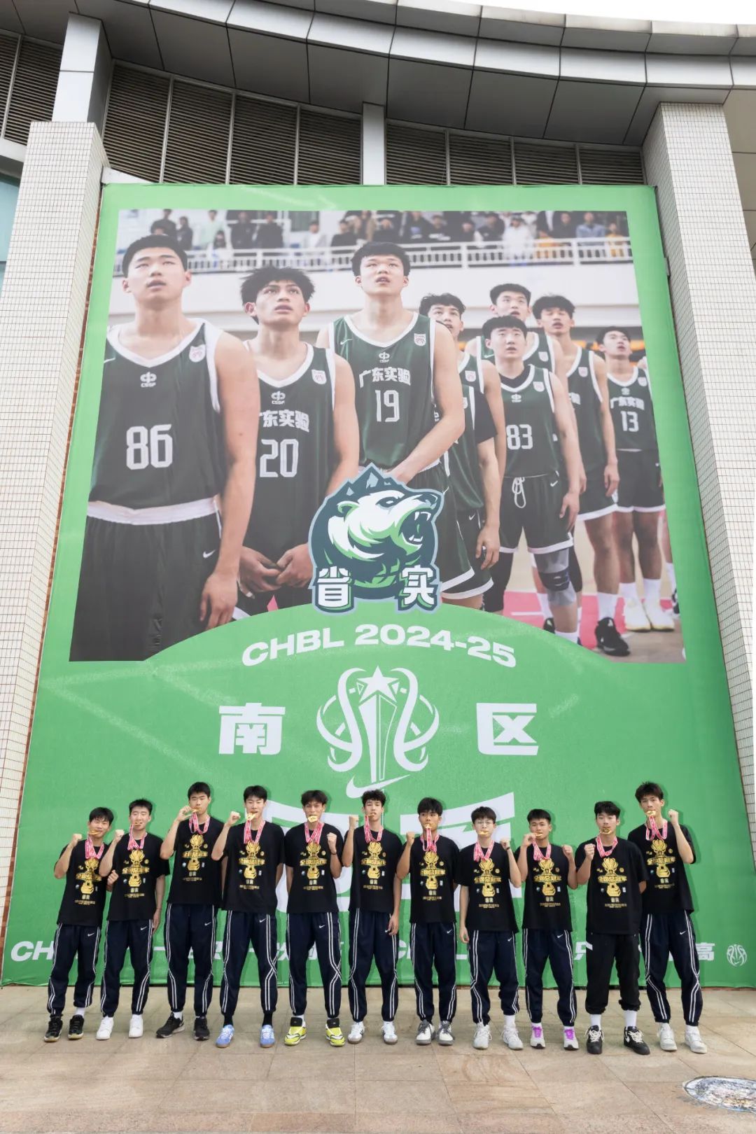 广东实验中学冠军篮球队归来，学校奖励每人一块牛扒，多位队员已被清华等名校录取