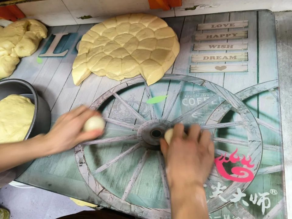 56岁大叔大学附近开“两元面包店”,一天能卖近两千个面包,月营业额十万元 56岁大叔大学附近开“两元面包店”,一天能卖近两千个面包,月营业额十万元
