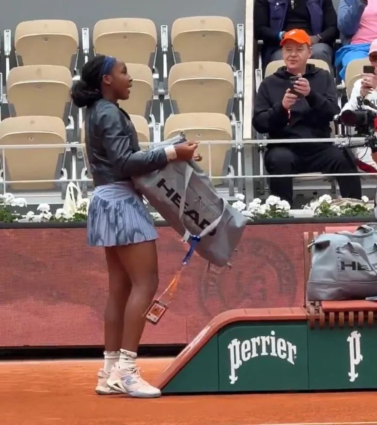 2号种子高芙上演“法网小品”,黑色皮衣帅气登场,背包一开傻眼:球拍没拿! 2号种子高芙上演“法网小品”,黑色皮衣帅气登场,背包一开傻眼:球拍没拿!