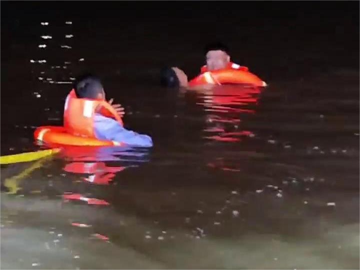 “别怕，我托着你，千万别放弃！”深夜，呼兰河有人落水，冰城警方成功营救