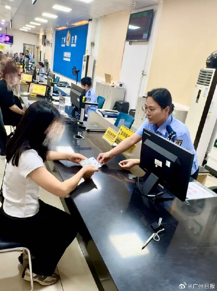 女子丢车牌一个月被4次提醒违章 女子丢车牌一个月被4次提醒违章