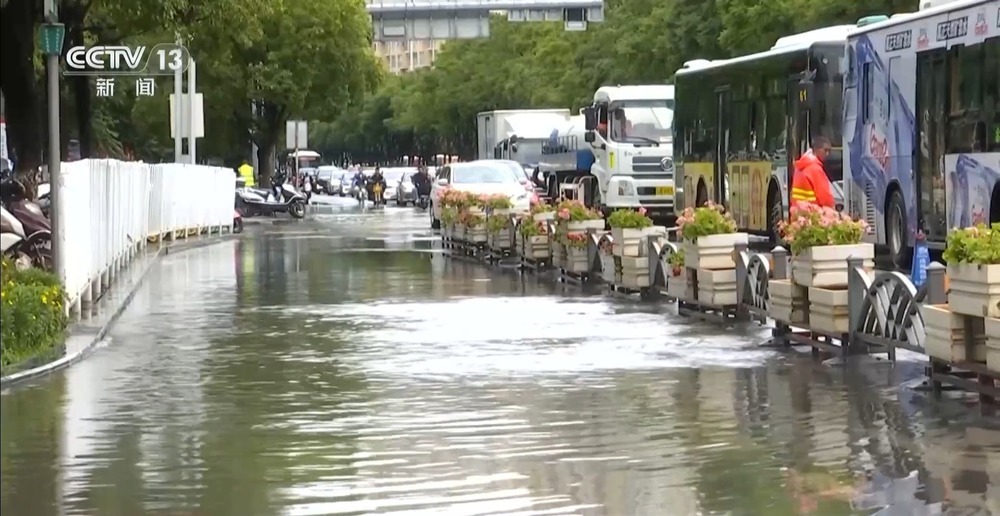 下雨天路面湿滑、能见度低 这份驾车安全提示请收好 下雨天路面湿滑、能见度低 这份驾车安全提示请收好