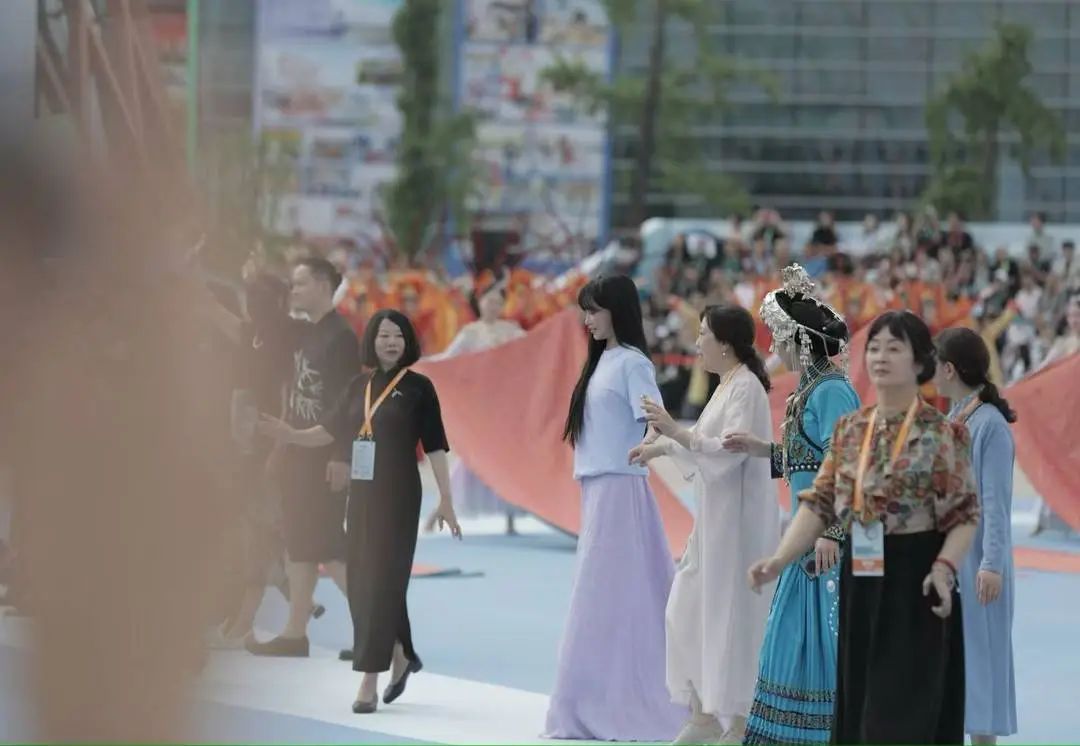 李子柒身着植物染紫色长裙,亮相成都国际非遗节 李子柒身着植物染紫色长裙,亮相成都国际非遗节