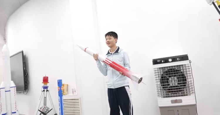 深圳中学生“手搓”火箭上天,网友:满级人类小孩哥! 深圳中学生“手搓”火箭上天,网友:满级人类小孩哥!