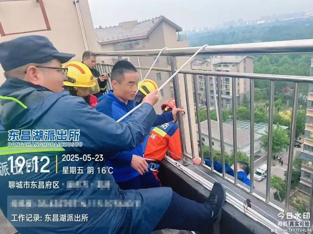 命悬35楼!女子双腿悬空随风晃,民警“递水瞬间闪电拉回” 命悬35楼!女子双腿悬空随风晃,民警“递水瞬间闪电拉回”