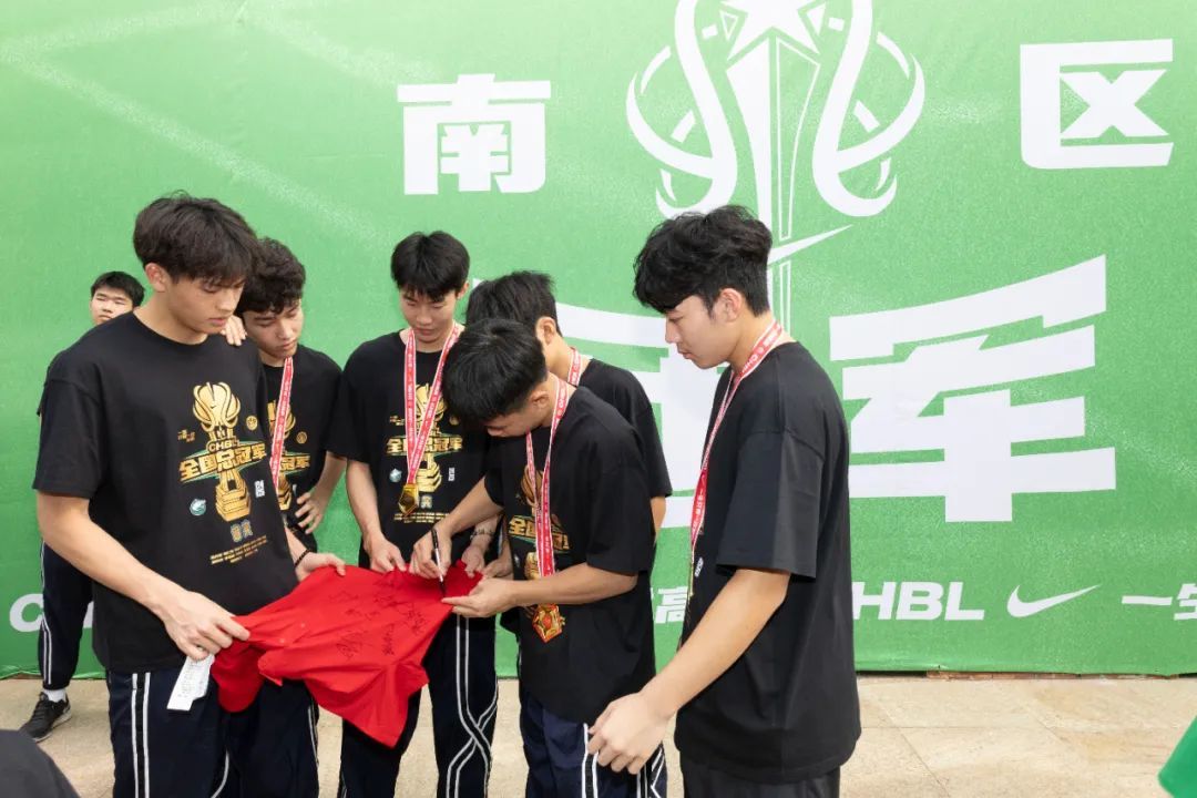广东实验中学冠军篮球队归来，学校奖励每人一块牛扒，多位队员已被清华等名校录取