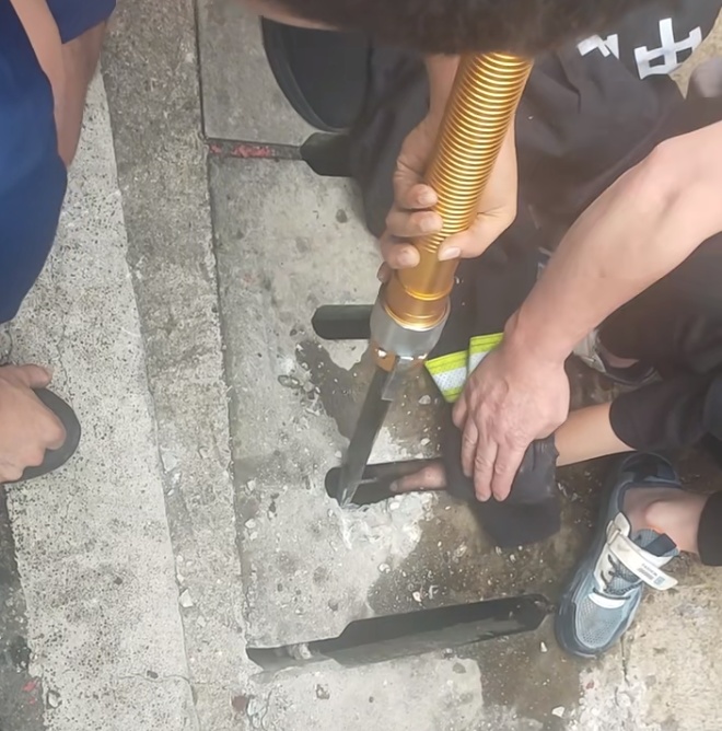 为捡一块钱,男孩被“吞手”,哭倒在路边! 为捡一块钱,男孩被“吞手”,哭倒在路边!