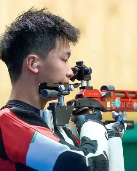 黄雨婷又拿冠军了!还有了新搭档→ 黄雨婷又拿冠军了!还有了新搭档→