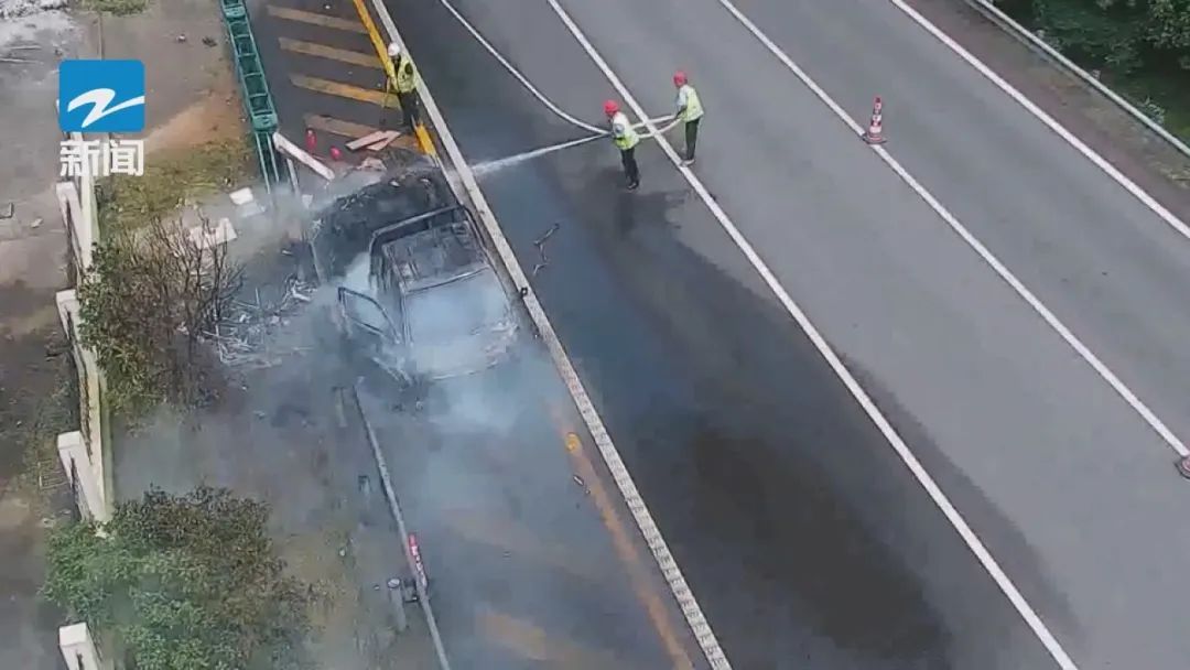 一根烟头烧光整车！罪魁祸首竟是同车“队友”