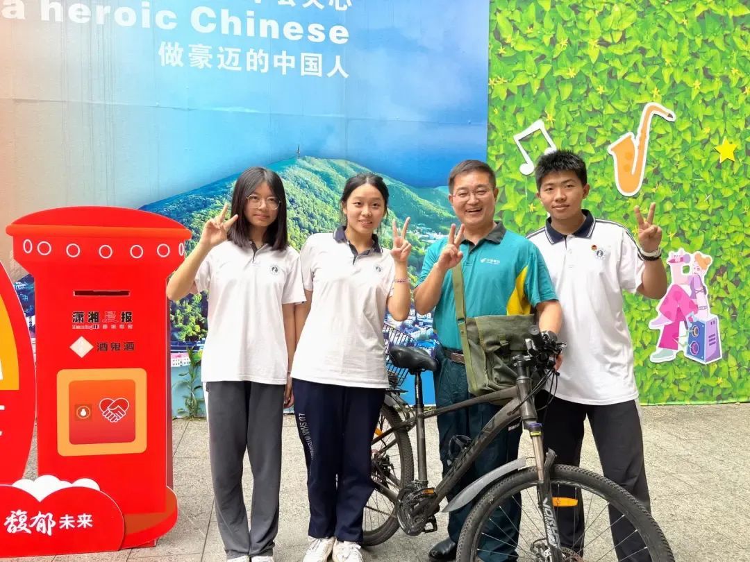 长沙一校长化身“邮差”,封存高三学子“给十年后的自己”手写信 长沙一校长化身“邮差”,封存高三学子“给十年后的自己”手写信