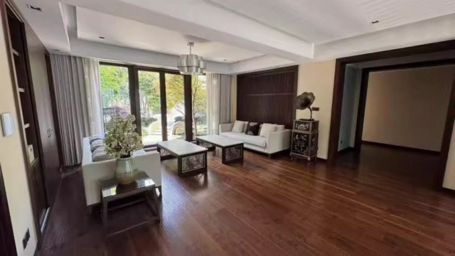 人还住着，豪宅却即将开拍？上海一别墅将法拍，起拍价超1亿元！已有300多人盯上…...