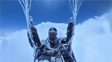 男子玩滑翔伞被吸到8000多米高空！调查报告公布