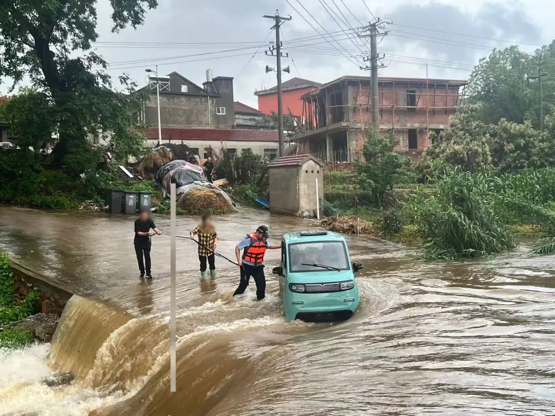 三人被困急流!危急关头,民警董文杰冲了上去 三人被困急流!危急关头,民警董文杰冲了上去