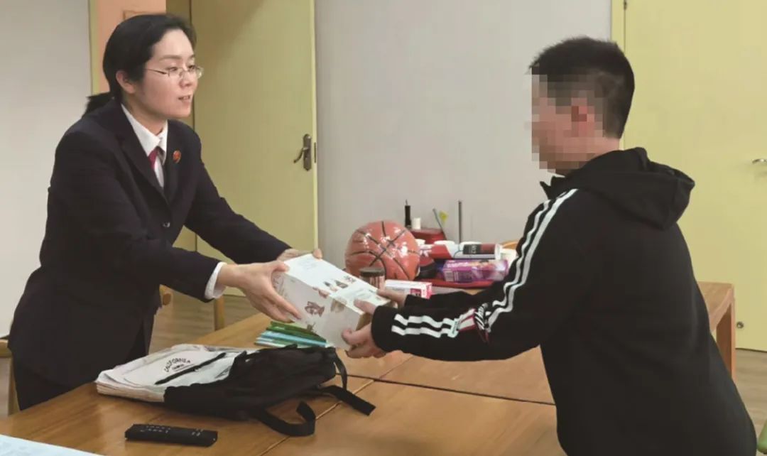 男孩父母双亡被亲属送往福利院,应得遗产如何追回? 男孩父母双亡被亲属送往福利院,应得遗产如何追回?