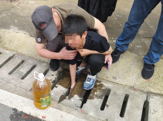 为捡一块钱,男孩被“吞手”,哭倒在路边! 为捡一块钱,男孩被“吞手”,哭倒在路边!