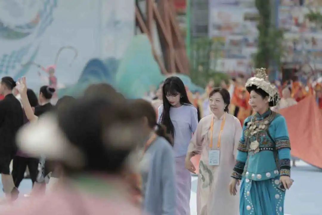 李子柒身着植物染紫色长裙,亮相成都国际非遗节 李子柒身着植物染紫色长裙,亮相成都国际非遗节