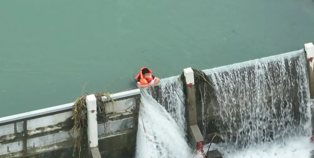 15岁少年被困滚水坝,离“死亡沸腾线”仅一板之隔! 15岁少年被困滚水坝,离“死亡沸腾线”仅一板之隔!